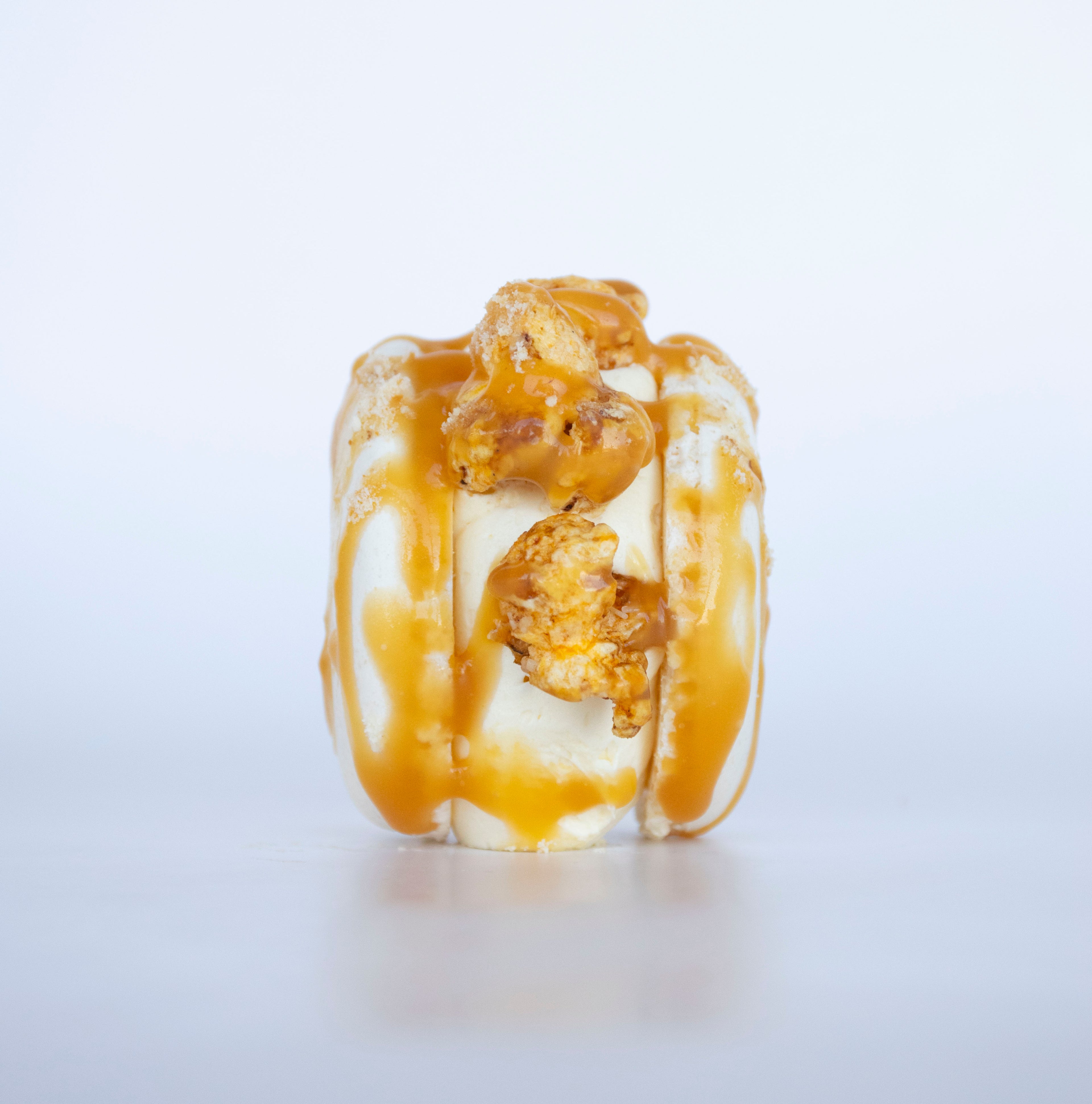 Caramel Popcorn Macaron